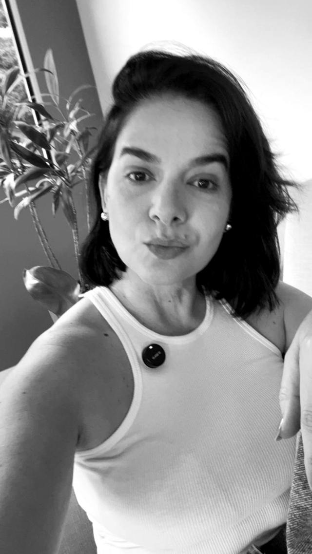 Tahís de regata branca, meio sorriso